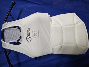 zintegrowany ochraniacz biustu Best Sport z aprobatą WKF-karate, sporty walki